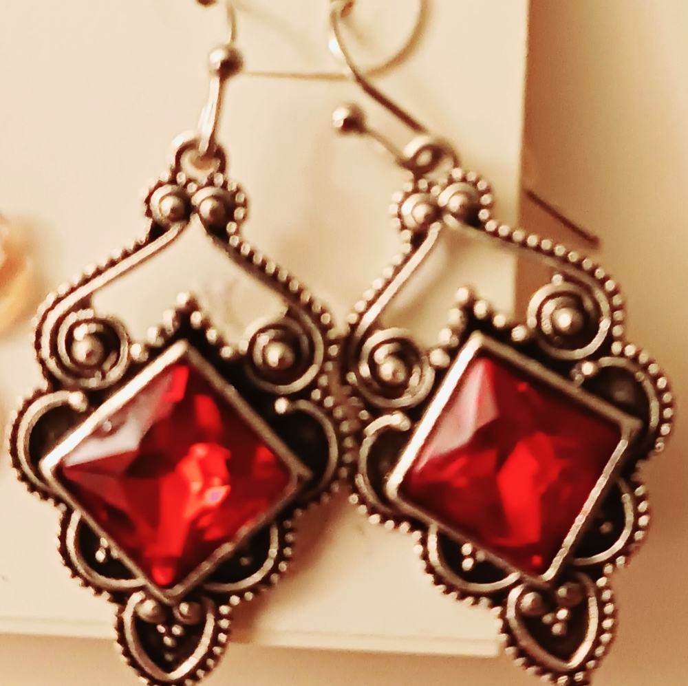2 pair of earrings 1 flowered shape & 1 vintage triangle shape - Picture 3 of 4